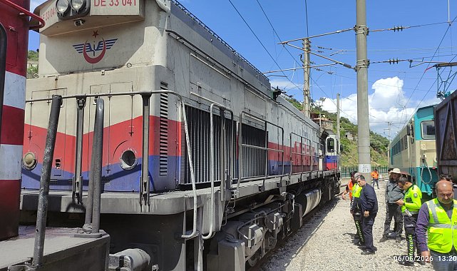 Yük treni, okul servis minibüsüne çarptı; sürücü yaralandı