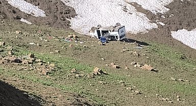 Yüksekova'da işçileri taşıyan minibüs, uçuruma yuvarlandı; 1 ölü, 7 yaralı