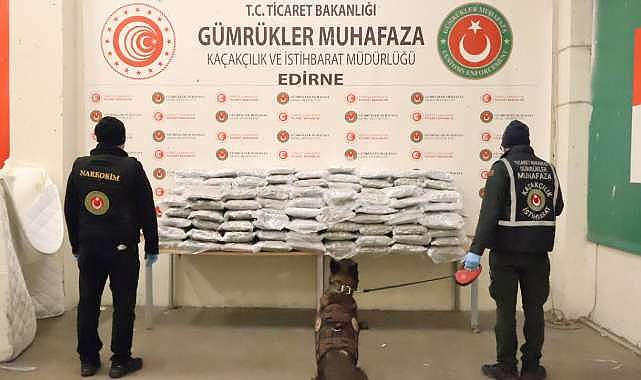 Yüzlerce kilo uyuşturucu ele geçirdi