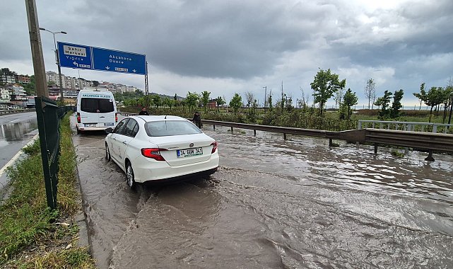 Zonguldak-İstanbul kara yolu su ile doldu, araç kuyrukları oluştu