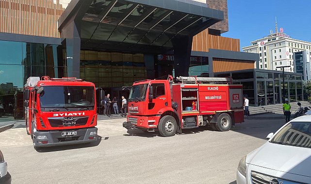 12 katlı otelin çatı katında çıkan yangında 10 kişi dumandan etkilendi