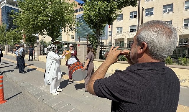 24 yıllık evliliğin bitişini adliye önünde davul zurnayla kutladı