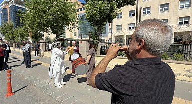24 yıllık evliliğin bitişini adliye önünde davul zurnayla kutladı