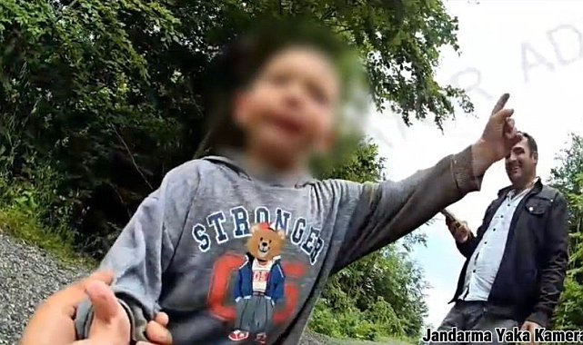 3 yaşındaki kayıp Göktürk ormanda bulundu; jandarmayla sohbet anları kamerada