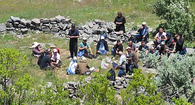 40 yıldır kullanılmayan tarihi yayla yolunu tekrar yürüdüler