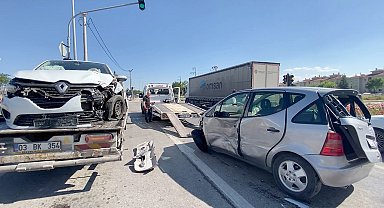 5 aracın karıştığı kazada 1'i çocuk 4 kişi yaralandı