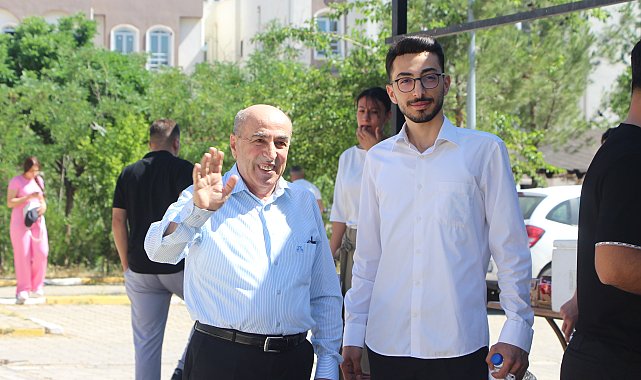 70 yaşındaki baba, 25 yaşındaki oğlu ile sınava girdi