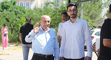 70 yaşındaki baba, 25 yaşındaki oğlu ile sınava girdi