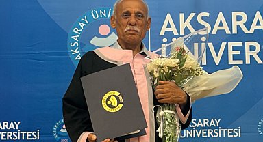 71 yaşında, ikinci üniversiteyi sevinç gözyaşlarıyla bitirdi