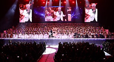 800 kişilik Bilfen Filarmoni Orkestrası, Levent Yüksel ile konser verdi