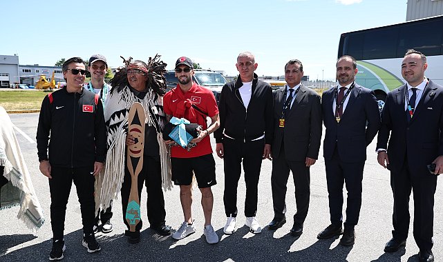 A Milli Futbol Takımı, Vancouver'da meşalelerle karşılandı