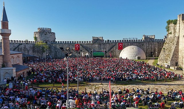 A Milli Futbol Takımı'nın Avustralya karşısındaki maçını Yedikule Hisarı'nda izlediler