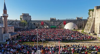 A Milli Futbol Takımı'nın Avustralya karşısındaki maçını Yedikule Hisarı'nda izlediler