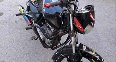 Abart egzozlu ve plakasız motosikletin ehliyetsiz sürücüne 105 bin lira ceza