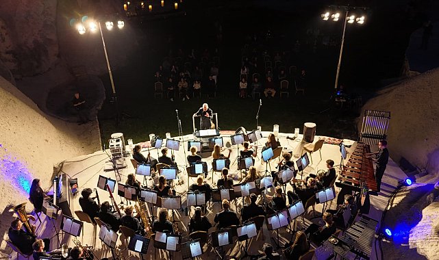 ABD'li müzik topluluğu, Kapadokya'da konser verdi; geliri hastalara harcanacak