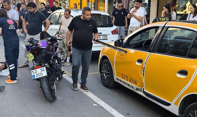 Açılan taksi kapısına çarparak devrilen motosikletin sürücüsü yaralandı