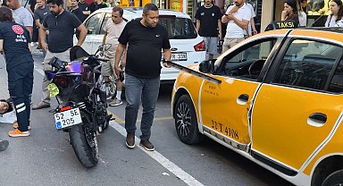 Açılan taksi kapısına çarparak devrilen motosikletin sürücüsü yaralandı