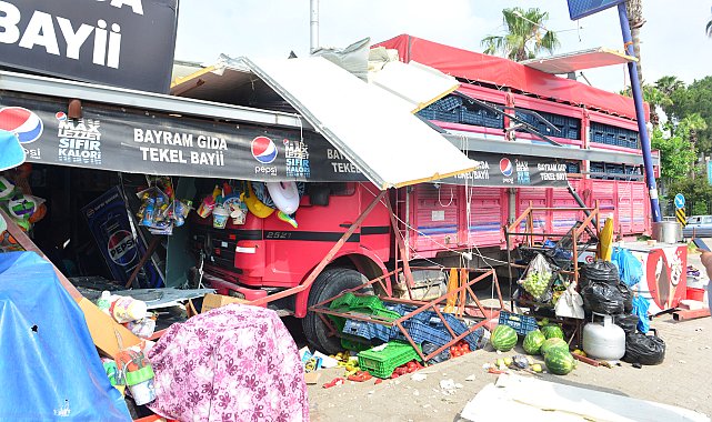 Adana'da kamyon markete daldı