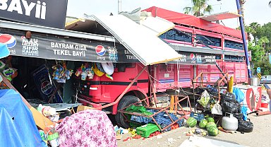 Adana'da kamyon markete daldı