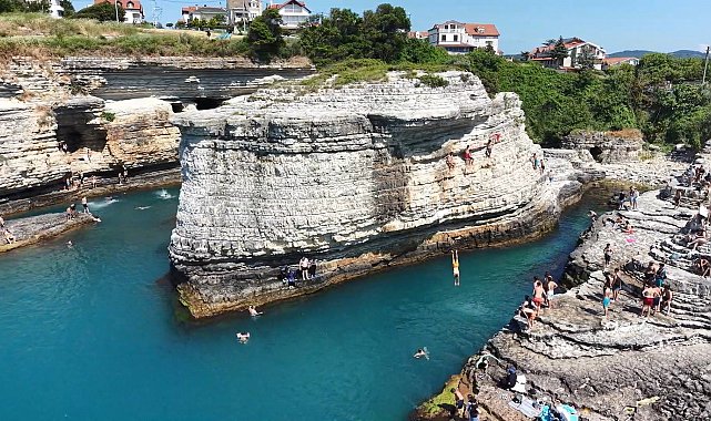 Adrenalin tutkunlarının Kartal Kayalar'da tehlikeli atlayışı