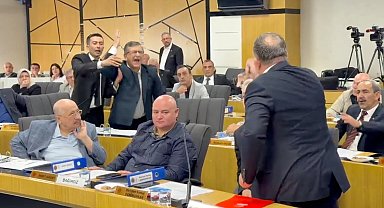 Afyonkarahisar Belediyesi'nde gergin meclis; üyeler arasında tartışma