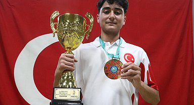 Ağabeyinin teşvikiyle başladığı kick boksta dünya şampiyonu oldu