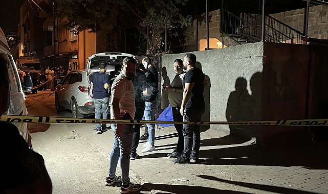 Alacak verecek kavgasında kendisini tabancayla yaralayan kardeşini bıçaklayarak öldürdü