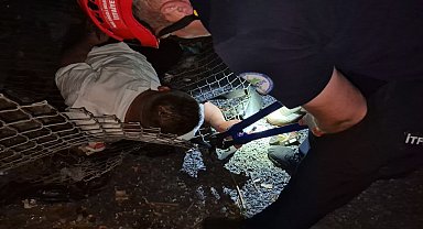 Alkollü çıktığı tel örgü devrilince bileği sıkıştı