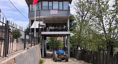 Altından yol geçen mahalle konağı farklı mimari yapısıyla ilgi görüyor