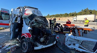 Ambulans, TIR'a arkadan çarptı; hasta öldü, 3 personel yaralı