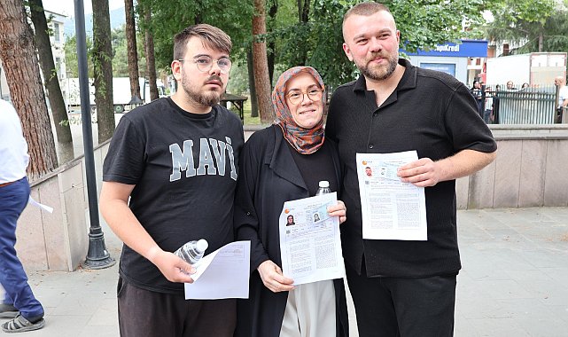 Anne ve iki oğlu aynı okulda üniversite sınavına girdi