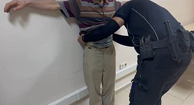 Aranan hükümlü, vücuduna bantladığı esrarla yakalandı