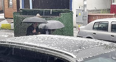 Ardahan'da dolu yağışı kenti beyaza bürüdü