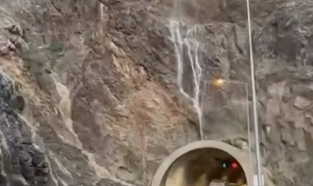 Artvin- Erzurum karayolunda heyelan