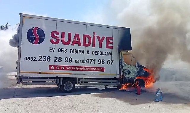 Ataşehir'de park halindeki kamyonet alev alev yandı