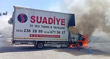 Ataşehir'de park halindeki kamyonet alev alev yandı