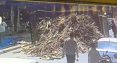 Avcılar'da odun yüklü kamyonun devrildiği anlar kamerada