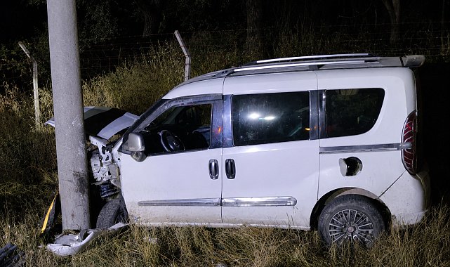 Aydınlatma direğine çarpan otomobilin alkollü sürücüsü yaralandı