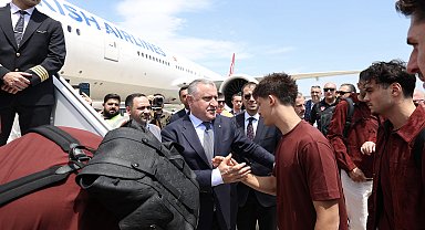 Bakan Bak milli futbolcuları ABD'ye uğurladı
