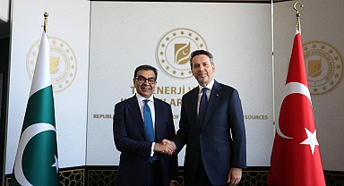 Bakan Bayraktar, Pakistan Özelleştirme Bakanı Ali ile bir araya geldi