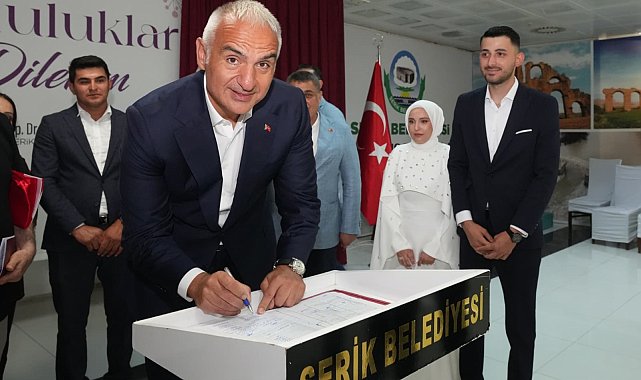 Bakan Ersoy, Antalyalı çiftin nikah şahidi oldu