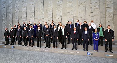 Bakan Güler, NATO Savunma Bakanları Toplantısı'nda aile fotoğrafına katıldı