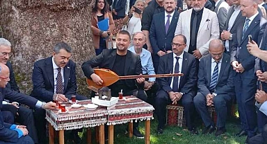 Bakan Tekin Bursa’da! Çınar altında türkü söyledi…