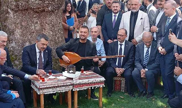 Bakan Tekin Bursa’da! Çınar altında türkü söyledi…