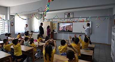 Bakan Tekin'den okuma yazma öğrenen 1'inci sınıf öğrencilerine tebrik telefonu