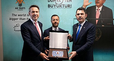 Bakanlar Kurum ve Bayraktar, Londra'da AK Parti teşkilatıyla bir araya geldi