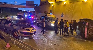 Bakırköy'de hafif ticari araç ile otomobil çarpıştı: 5 yaralı
