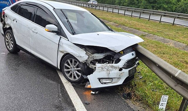 Bariyere çarpan otomobildeki 4 kişi yaralandı