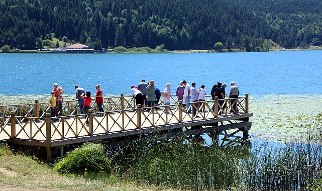 Bayramda Abant Gölü ile Yedigöller ve Gölcük tabiat parklarını binlerce kişi ziyaret etti