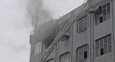 Bayrampaşa'da iş hanında çıkan yangın söndürüldü